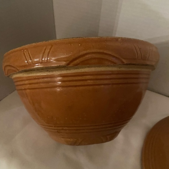 Stoneware Mixing Bowl with Lid. 8” - Picture 6 of 8
